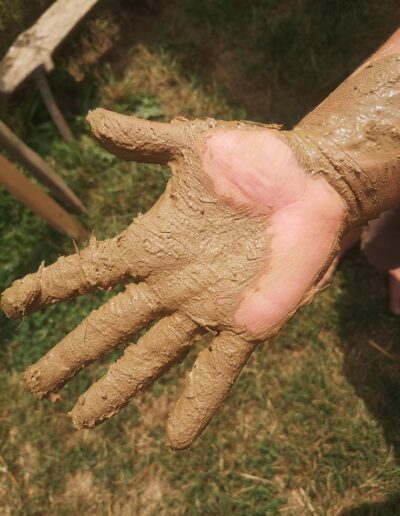 Vályogos szakértő keze, sármíves képzés és oktatás mintapéldája.