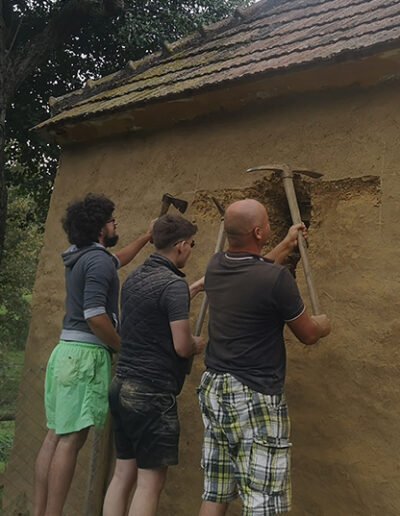 Fecskefészek sármíves akkreditált képzésén vályogházba áthidaló és ablak beépítés