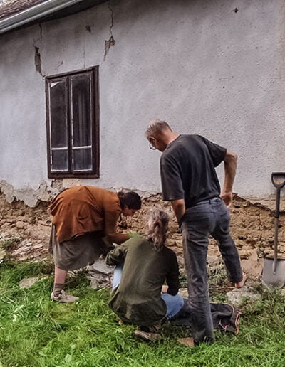 Minőségi, sajátkezű felújítás érdekében gyakorlatias feltárás, elemző diagnosztika. Tömésfal újratapasztás helyi anyagból