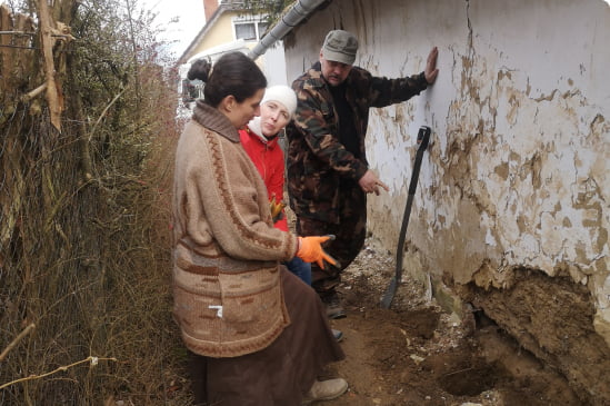 Helyszíni szemle során alaposan megvizsgáljuk, hogy a vizesedő lábazat mitől alakult ki. A falszárítás kivitelezhető-e.