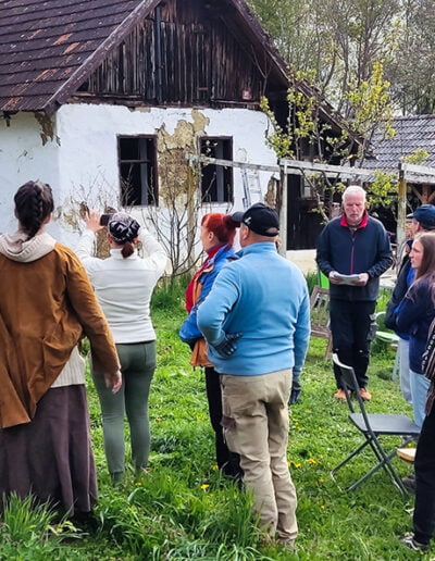 Képzéseink kezdőnapján reggel a résztvevők már mint jól funkcionáló, feladatorientált csapat indulnak a vályog tanfolyamra.