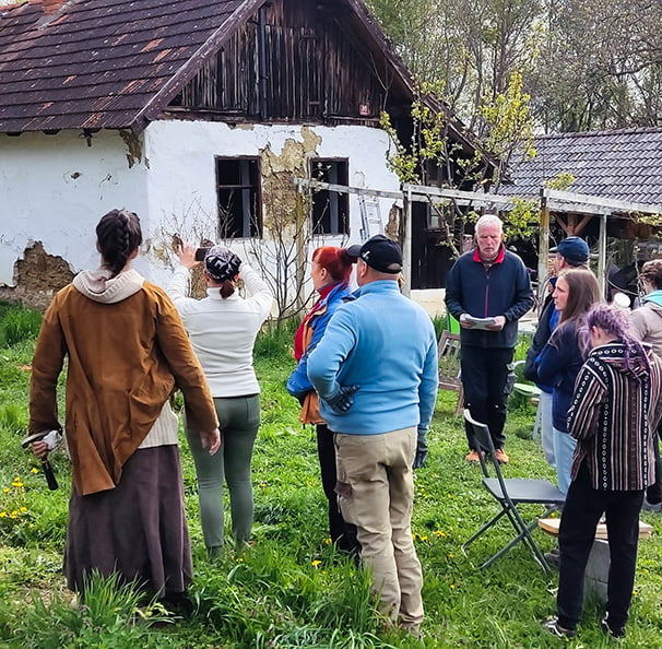 Képzéseink kezdőnapján reggel a résztvevők már mint jól funkcionáló, feladatorientált csapat indulnak a vályog tanfolyamra.