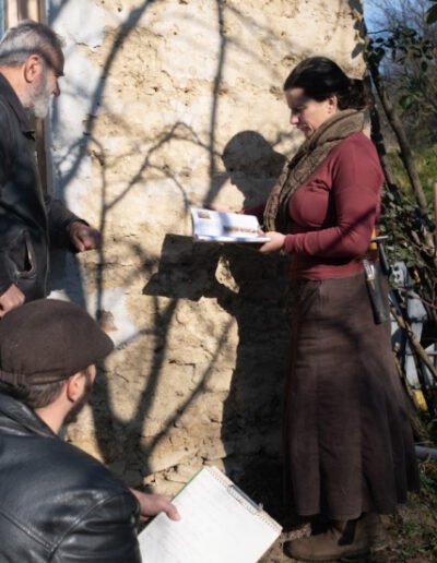 Szakkönyv magyarázó ábráival mutatom be a háztulajdonosoknak a tapadóhíd, a nagyoló tapasztás és a simítás munkafolyamatait.