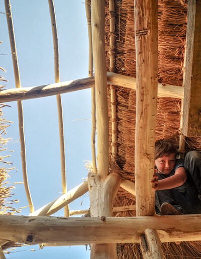 A rozsszalma szakszerűen tetőlécekre kötve időtállő, kis ökológiai lábnyomú, organikus tetőfedési mód, melyet oktatunk.