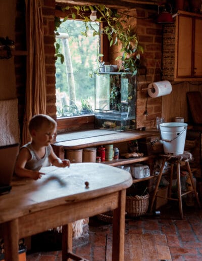 Temészetes anyagokból épített, vegyi anyagokat nem tartalmazó élettér, vakolatok, fa ablakok, bontott tégla burkolatok