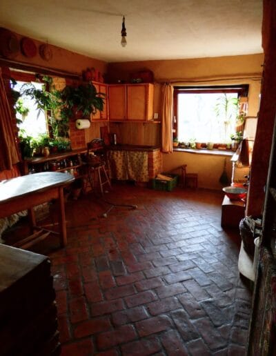 Vályog építőanyagok és nemesvakolatok készítése házilag otthon. Festék, vakolat leválására, vizesedésre vályogvakolatot!