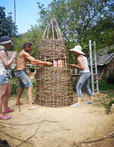 Egyesületi támogatás néprajzos, régész, lakberendező fiataloknak, hogy otthont és gazdaságot tudjanak építeni sajátkezűleg