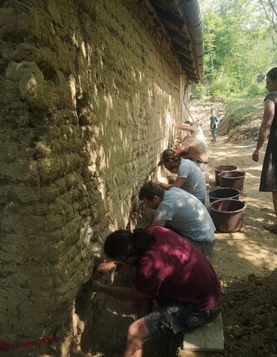 Szakmai képzés nyári táborok a szilárd alapozás nélküli döngölt föld alapú vályogfal lábazatának szakszerű javításáról