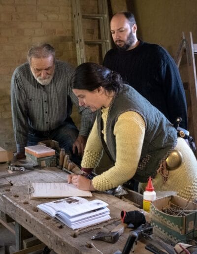 Lélegző otthon kialakítása helyi építőanyagokból: fa, terméskő, vályog, tégla. Helyi agyag próba vályogos szakmber által.