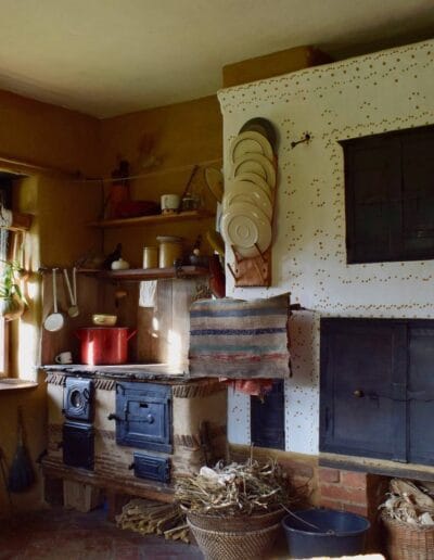 Kályha, kemence, sparhelt építés helyi anyagokból, vályog habarccsal, régi vasalatokkal. Tégla padló, vályog simítóvakolat.