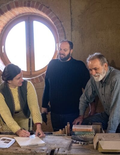 Megtanulni szaktanácsadáson, hogyan lehet káros sugárzásokat megszűrve, alkotva - teremtve, vályogból otthont kialakítani.