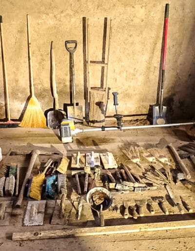 A vályogházak építéséhez, felújításához szükség van arra alkalmas szerszámokra, amiket a régi építőmesterek is használtak.