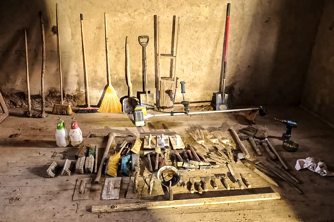 A vályogházak építéséhez, felújításához szükség van arra alkalmas szerszámokra, amiket a régi építőmesterek is használtak.