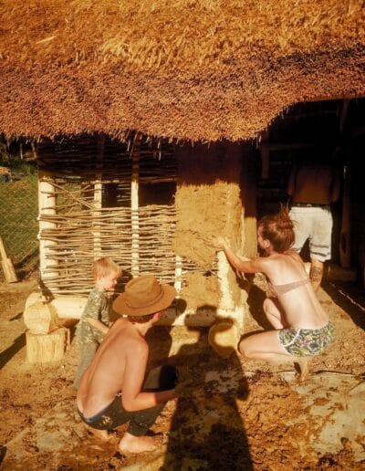 Káros anyag mentes paticsfal építés, környezettudatos minőségi kivitelezéssel. Pelyvával, szálas anyaggal és agyagos sárral