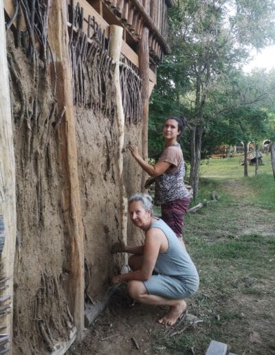 Egy szép nyári délután mi is lehetne jobb relaxációs tevékenység, mint a sártapasztás? Gyere és kapcsolódj ki nálunk.