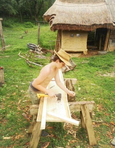 Egyszerű és hagyományőrző ácstechnikák oktatása. Csapolások, ácskötések, faszögek, hagyományos tetőszerkezetek