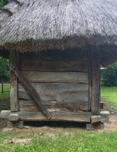 Archaikus népi gazdasági épületek elérhető anyagokból. Tájházak, rendezvények, szakmai bemutatók, szemléltető bemutatók