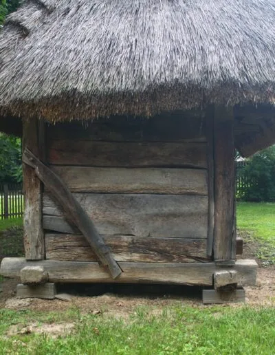Archaikus népi gazdasági épületek elérhető anyagokból. Tájházak, rendezvények, szakmai bemutatók, szemléltető bemutatók