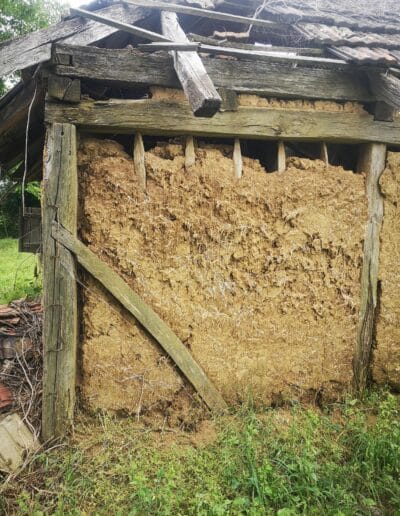 Rentábilis ötlet csirkeól, kecskeól, juhhodály. Pajta vagy csűr, bármilyen gazdasági épület helyi építőanyagokból
