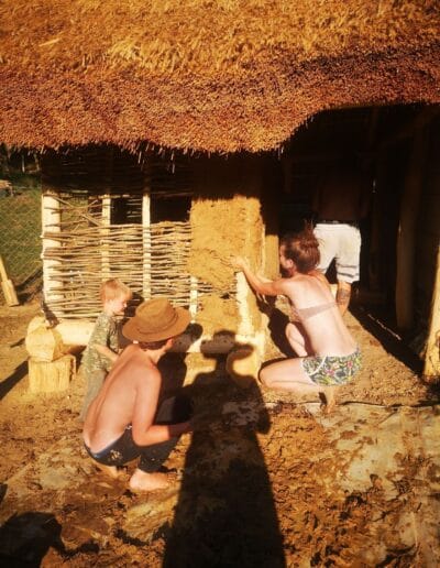 DIY fenntartható házak, építmények, melléképületek, csűrök, pajták, tárolók. Építsd meg magadnak organikus gazdaságodat!