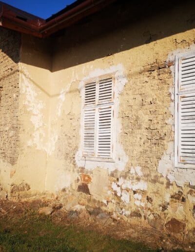 Penészedés és vizesedés helyett szakszerű rétegrenddel kialakított- rabicolás, hálózás, szigetelés nélküli vályogvakolatok