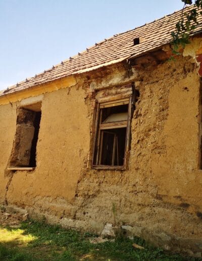 Ázik a tető és lemállott a fal. Ennek vályogbarát javítási módszere faszöggel, réteges vályogpótlással, statikailag erősítés