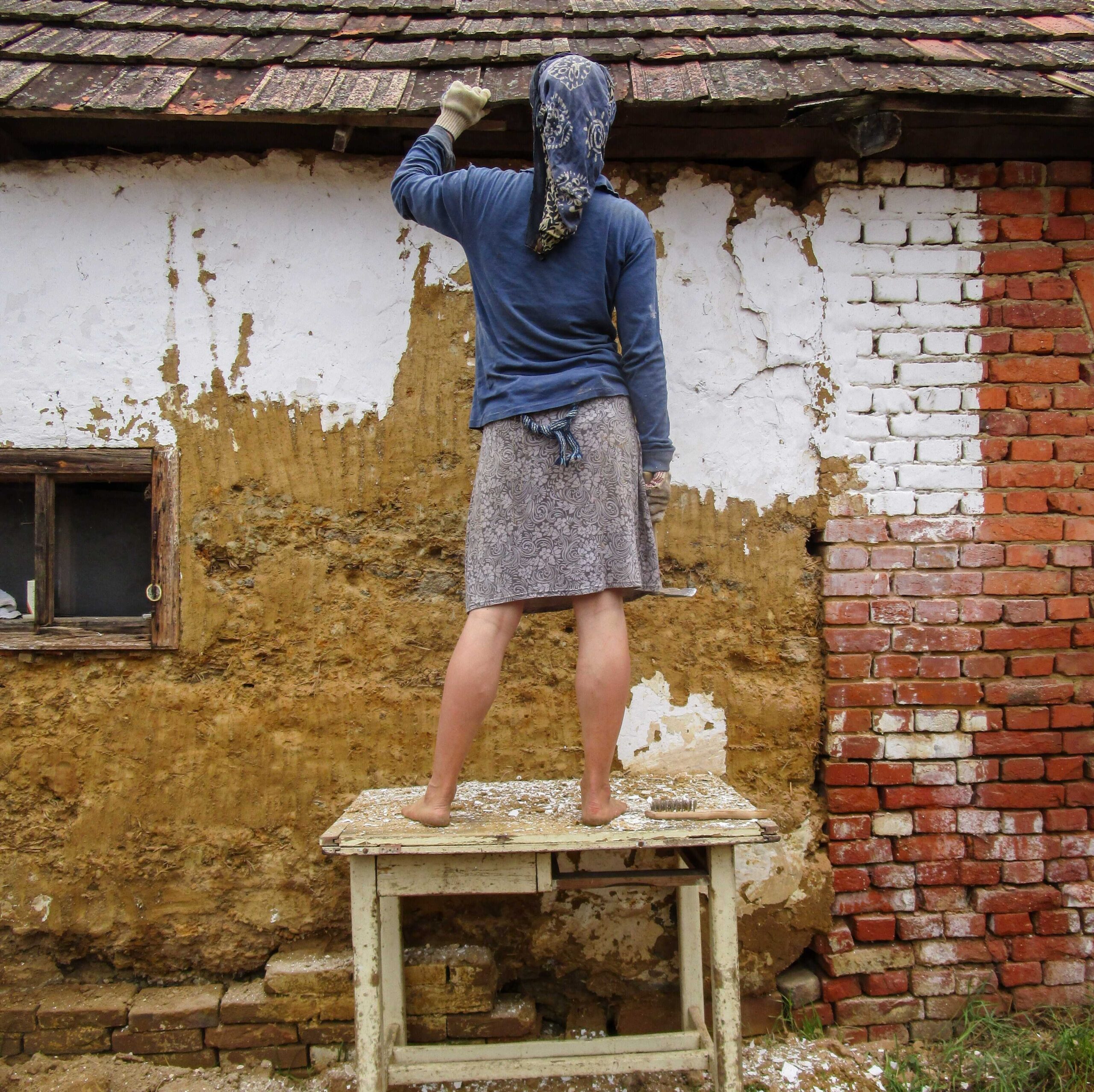 onellatas-sajat-kezu-hazfelujitas Előkészítő munkák a saját kezű sártapasztáshoz. Téglás lábazat javítás felmérő szemléje, héjazatállapotának vizsgálata.