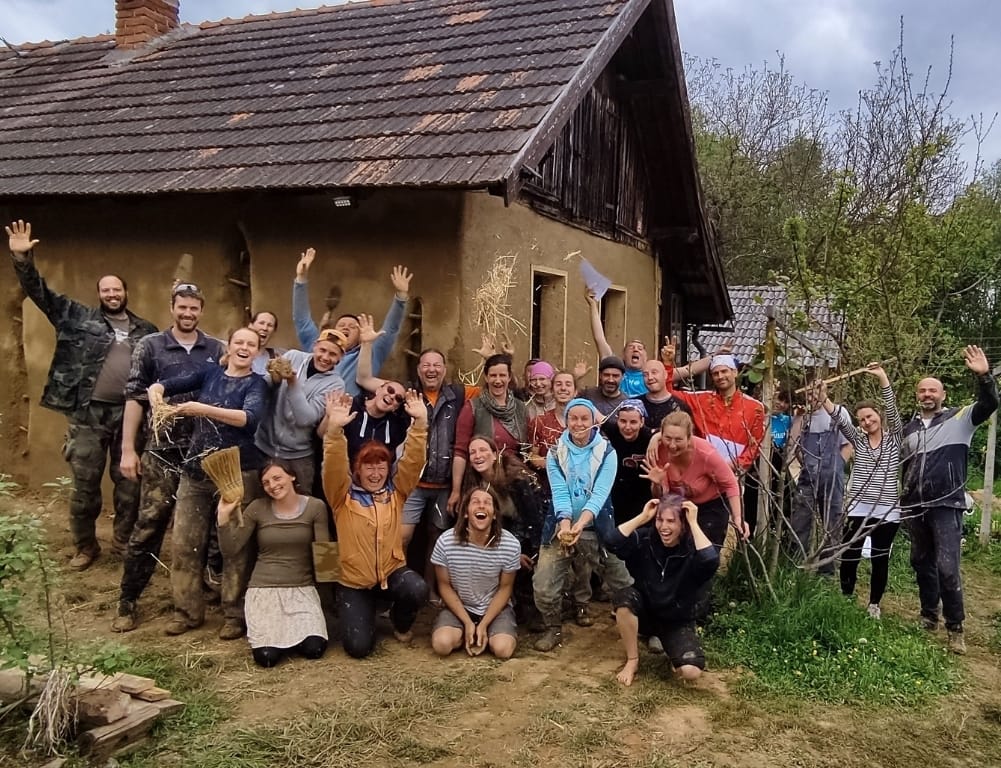 Présház közös tapasztása worksopunkon. Tanuld ki te is a faltapasztás tudományát és váltsd valóra álom otthonodat!
