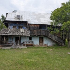 Székelyföldön a Fecskefészek Otthonom Egyesület új megmentésre váró épülete, 1890 körüli borona ház még romos állapotban.