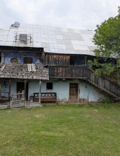 Székelyföldön a Fecskefészek Otthonom Egyesület új megmentésre váró épülete, 1890 körüli borona ház még romos állapotban.