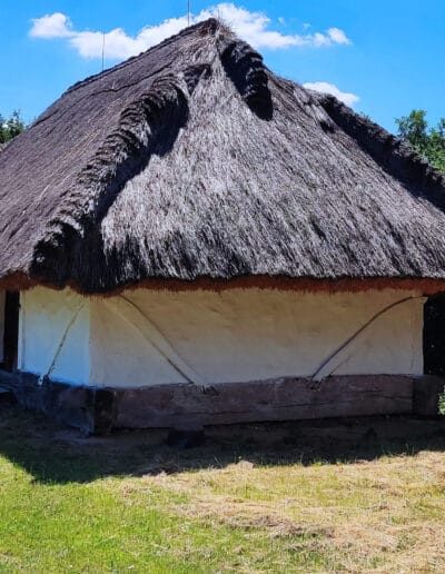 Sok száz parasztházat, majorságot, régi épületet vizsgálhattam. Megtehettem, hogy ezeknek a kialakítási módjait lejegyeztem.